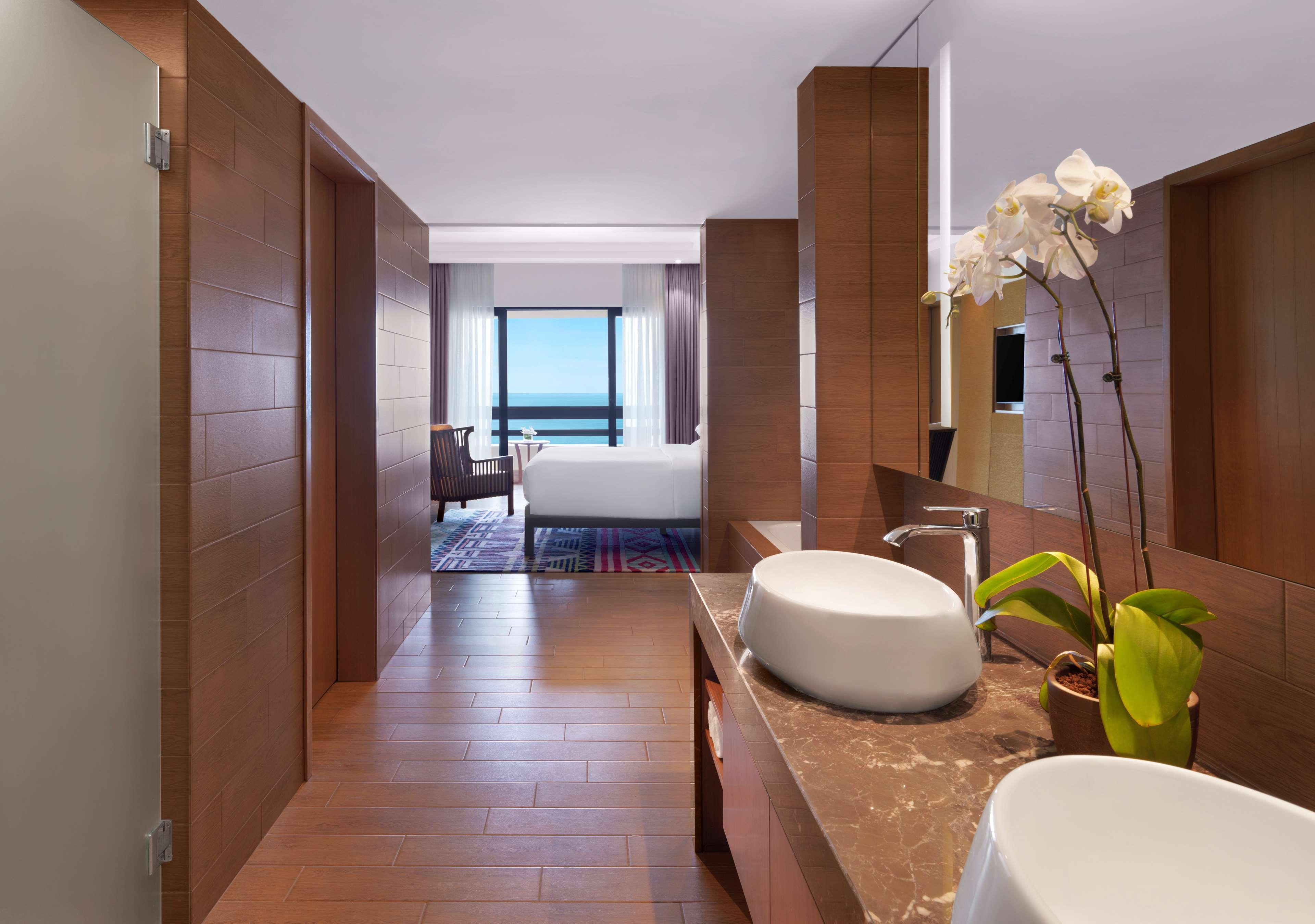 关丹凯悦酒店 外观 照片 A bathroom at the hotel