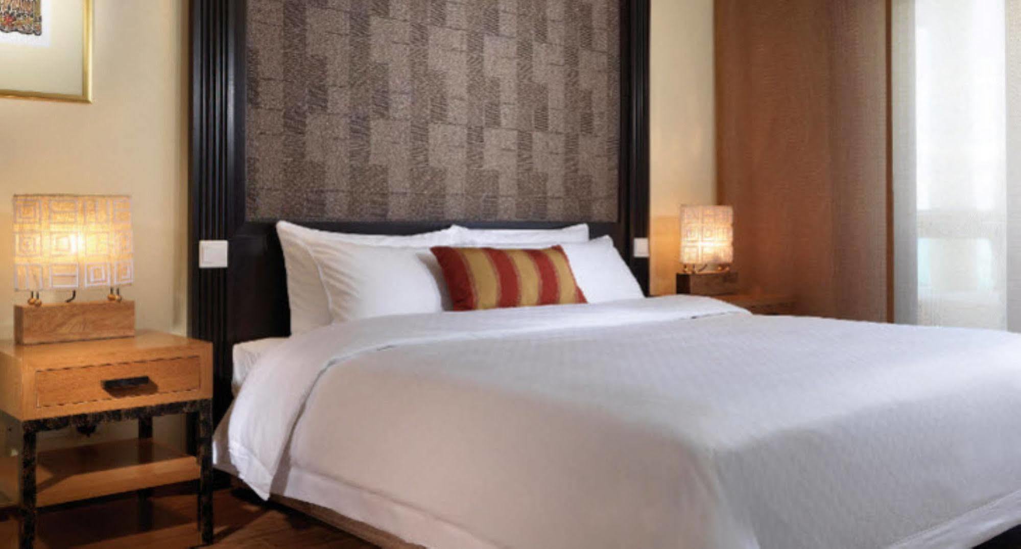 关丹凯悦酒店 外观 照片 A bed with a headboard