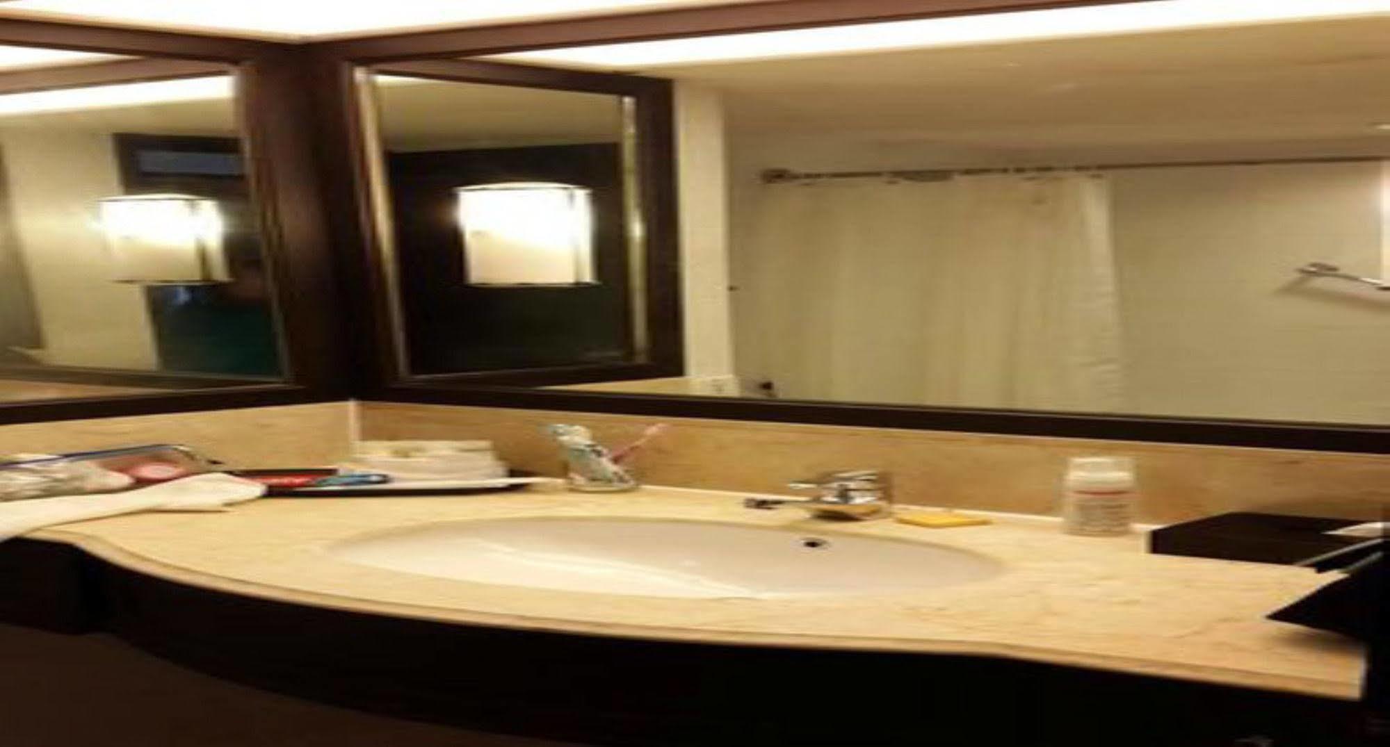 关丹凯悦酒店 外观 照片 Bathroom in a hotel