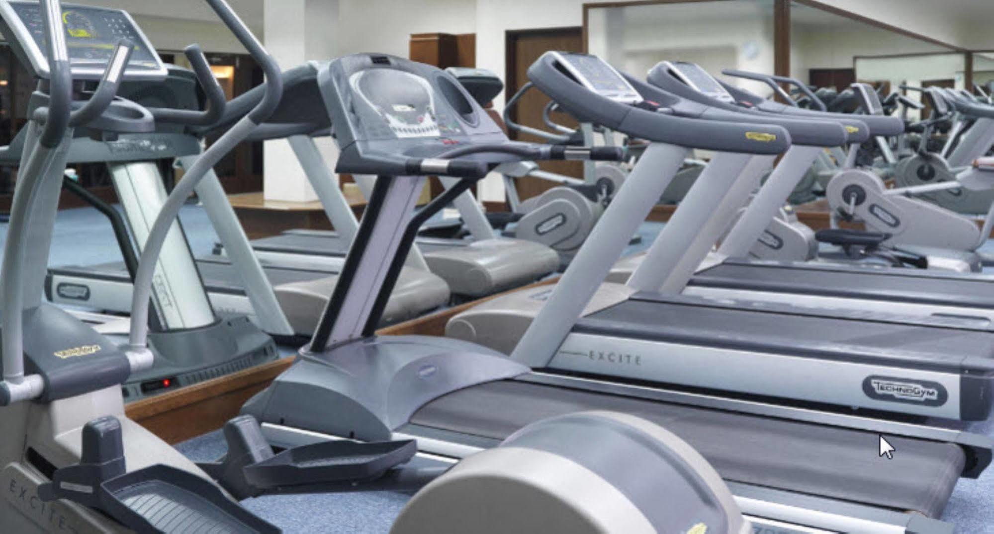 关丹凯悦酒店 外观 照片 Treadmills in a gym